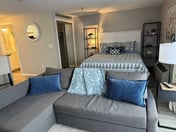 Studio, concerts, pool, BBQ, close to everything!