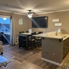 Beautiful condo, Lake Views, Monthly Discounts!