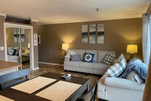 2 Brm/2 bath, Lake Views, Pool w/grills, concerts - Image 1