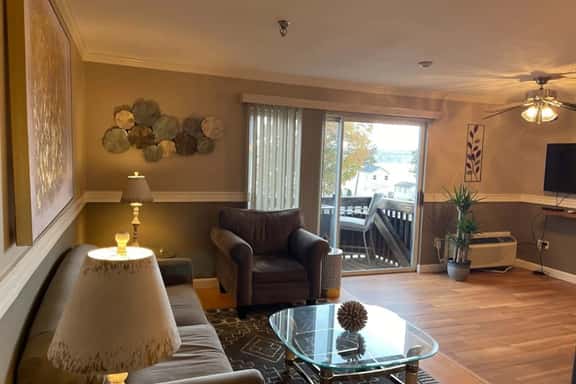 Beautiful Condo, Restaurant, Close to Everything! - Image 1