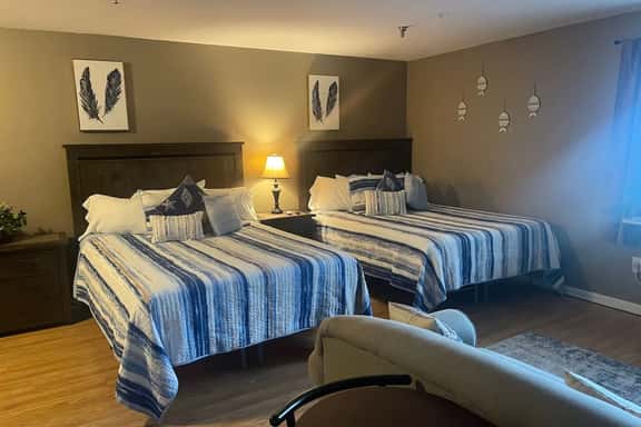 Studio -2 Queen Beds- Pool - On-site Restaurants! - Image 1