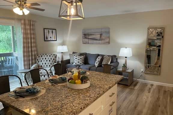 Beautiful Condo! Close to everything! - Image 1