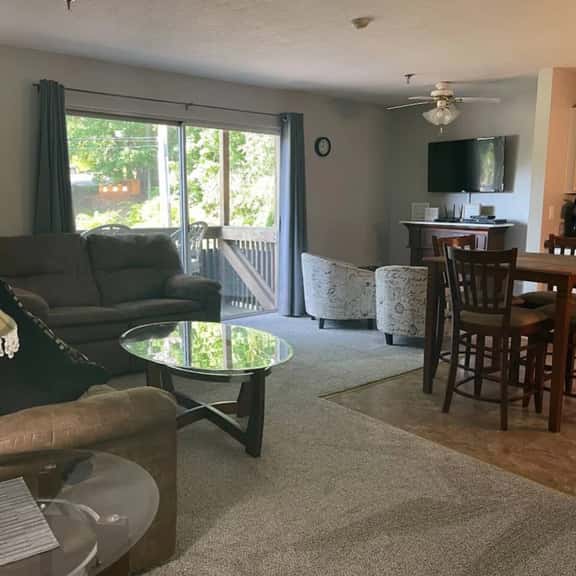 2 Bedrooms, Restaurants, 7 minutes to Weirs! - Image 1
