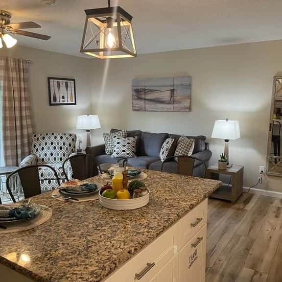 Beautiful Condo! Close to everything! - Image 1