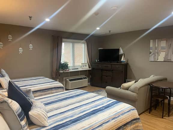 Studio -2 Queen Beds- Pool - On-site Restaurants! - Image 2
