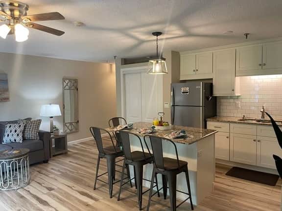 Beautiful Condo! Close to everything! - Image 3