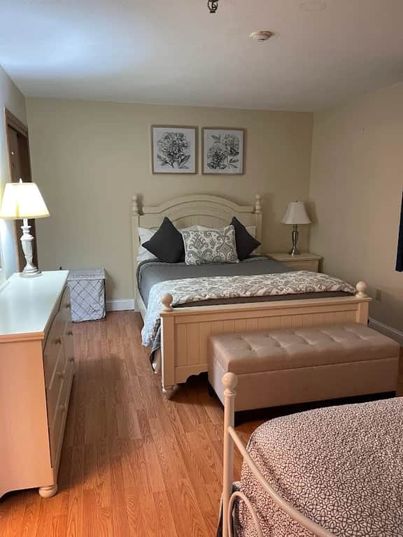 One Bedroom, Monthly Rates, Close to Everything! - Image 2