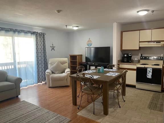 One Bedroom, Monthly Rates, Close to Everything! - Image 3